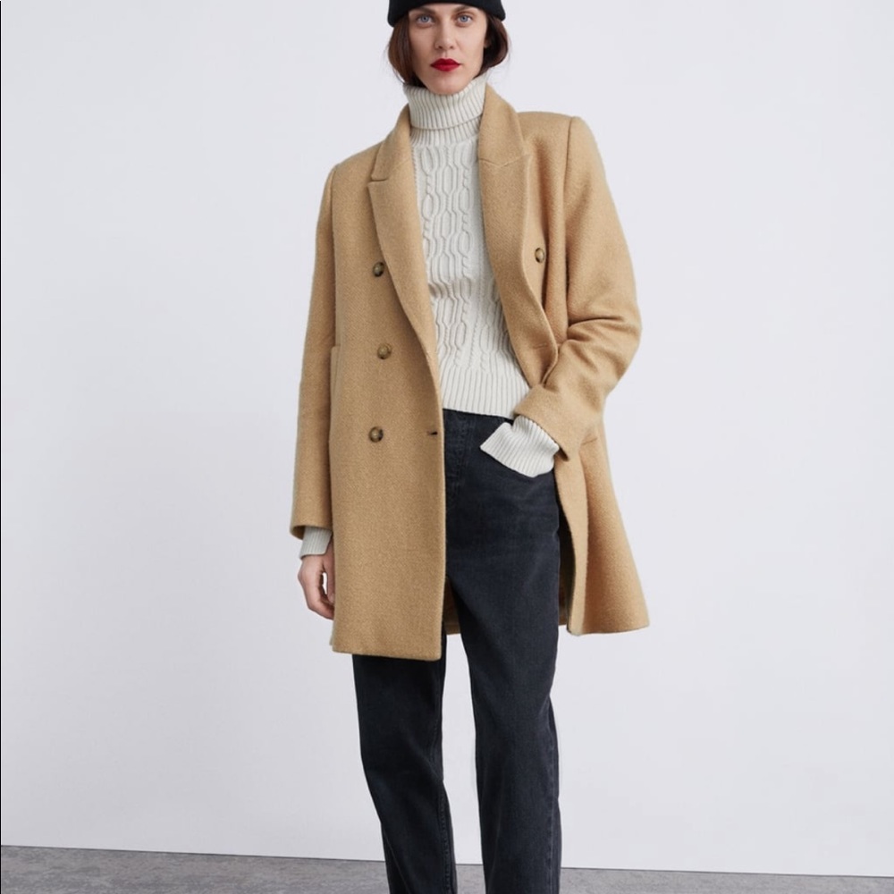 Double breasted buttoned coat